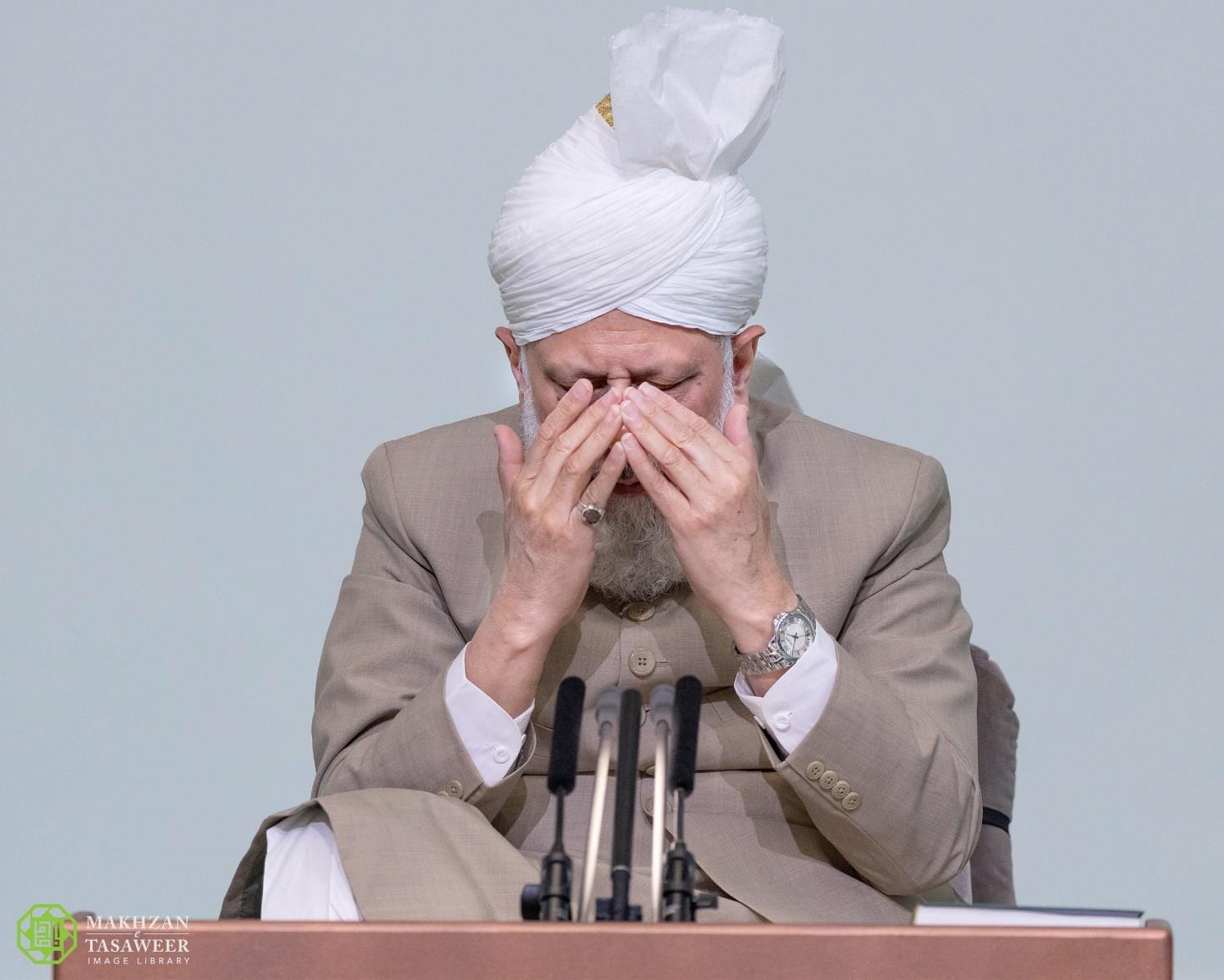 Head of Ahmadiyya Muslim Community delivers Eid Sermon in ...